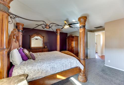 um quarto com uma cama de madeira e paredes roxas em Family Oasis with Pool, 2 Mi to Downtown Chandler! em Chandler