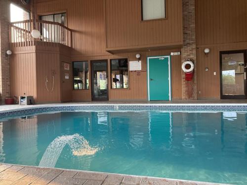 a swimming pool in front of a building at Royal Inn Suites in Huntington