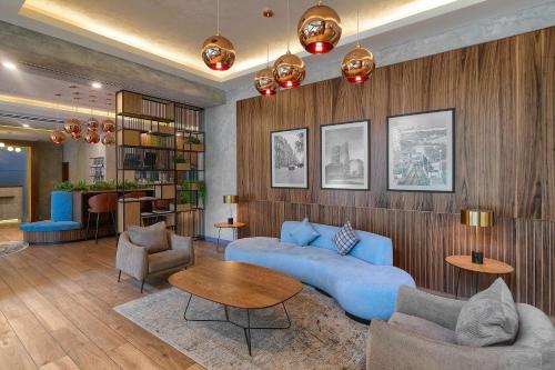 uma sala de estar com um sofá azul e cadeiras em Radisson Hotel Baku em Baku