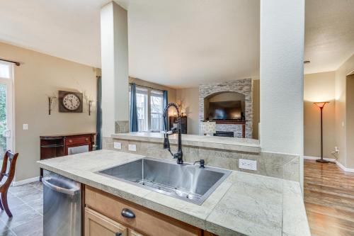 eine Küche mit einer Spüle und einem Kamin in der Unterkunft Hillsboro Vacation Rental about 19 Mi to Portland! in Hillsboro
