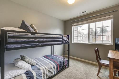 1 Schlafzimmer mit Etagenbetten, einem Schreibtisch und einem Fenster in der Unterkunft Hillsboro Vacation Rental about 19 Mi to Portland! in Hillsboro