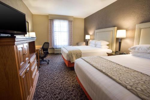 Postel nebo postele na pokoji v ubytování Drury Inn & Suites Amarillo