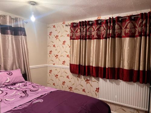 um quarto com uma cama e uma cortina em A&G em Thurcaston