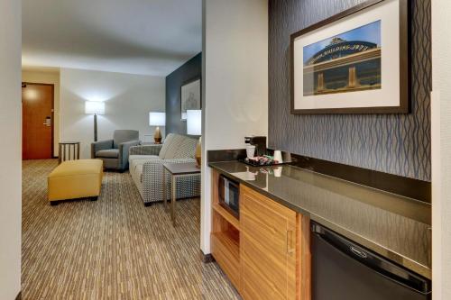 une chambre d'hôtel avec un salon dans l'établissement Drury Inn & Suites Lafayette IN, à Lafayette