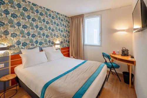 a hotel room with a bed and a desk at Sure Hotel by Best Western Sarlat-la-Canéda - Ex Hôtel Altica in Sarlat-la-Canéda