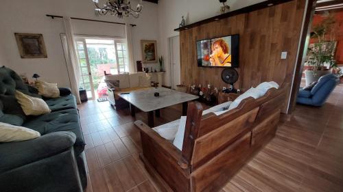ein Wohnzimmer mit einem Sofa und einem Tisch in der Unterkunft Willa Hala in Vinhedo