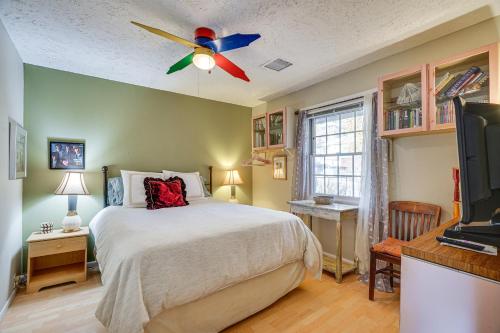 1 dormitorio con 1 cama y ventilador de techo en Central Bisbee Home, 1 Mi to Copper Queen Mine!, en Bisbee