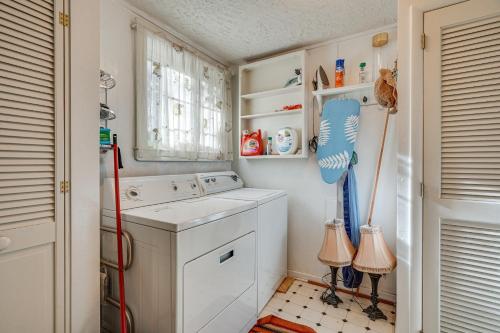 lavadero con lavadora y secadora en Central Bisbee Home, 1 Mi to Copper Queen Mine!, en Bisbee