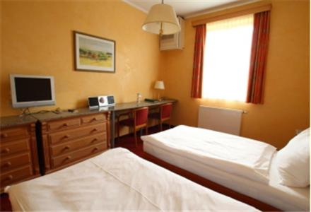 Postel nebo postele na pokoji v ubytování Oldtimer Motorhotel Guntramsdorf