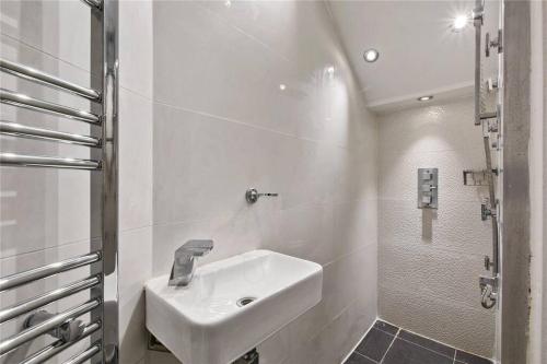 Baðherbergi á Marylebone London 2 Bed near Harley St & Regents park