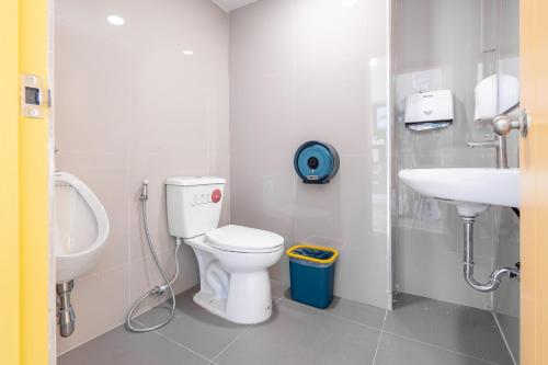 La salle de bains est pourvue de toilettes et d'un lavabo. dans l'établissement พิลโล่ อินน์ พะเยา Pillow Inn Phayao, à Phayao