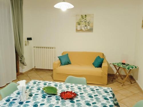 uma sala de estar com um sofá e uma mesa em BeBAdamo ed Eva em Villaggio del Fanciullo