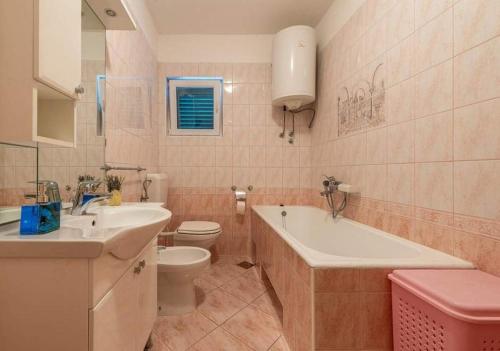 Kúpeľňa v ubytovaní Apartments with parking spaces Grebastica, Sibenik - 11572