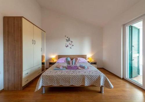 Posteľ alebo postele v izbe v ubytovaní Apartments with parking spaces Grebastica, Sibenik - 11572