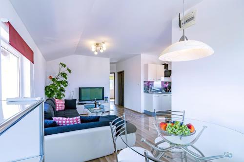 uma sala de estar com um sofá e uma mesa em Apartments with a parking space Bilice, Krka - 13545 em Sibenik