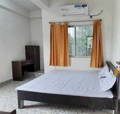Hotel K2 Near Chaibasa في Chāībāsa: غرفة نوم بسرير كبير ونافذة