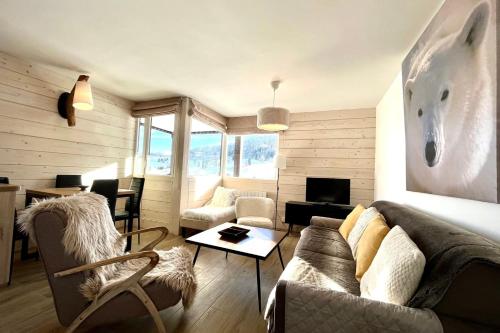 sala de estar con sofá y mesa en Bright apartment - close to the slopes, en Demi-Quartier