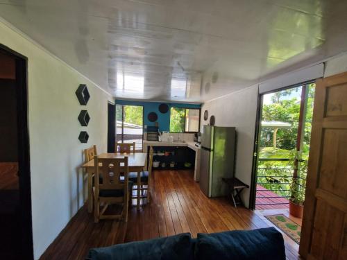 ein Wohnzimmer mit einer Küche und einem Esszimmer in der Unterkunft Casa luna in Puerto Viejo