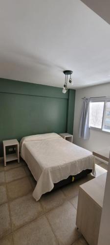 - une chambre avec un grand lit dans l'établissement Confortable Departamento en Mar del Plata, à Mar del Plata