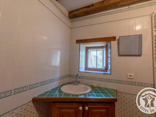 uma casa de banho com um lavatório e uma janela em Gîte Huillé-Lézigné, 3 pièces, 4 personnes - FR-1-622-45 