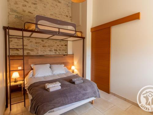 a bedroom with a bunk bed with two towels at Gîte champêtre proche Puy du Fou avec terrasse, parking privé et tout inclus ! - FR-1-622-31 in Saint-Christophe-du-Bois