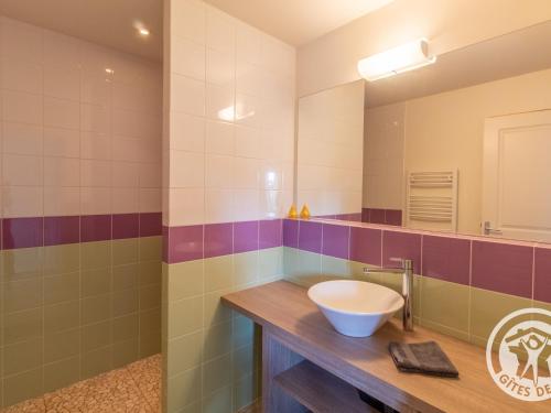 La salle de bains est pourvue d'un lavabo et d'un miroir. dans l'établissement Gîte Saint-Christophe-du-Bois, 2 pièces, 4 personnes - FR-1-622-33, 