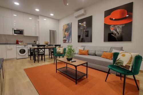 uma sala de estar com um sofá e uma mesa em Literato centro de la ciudad em Múrcia