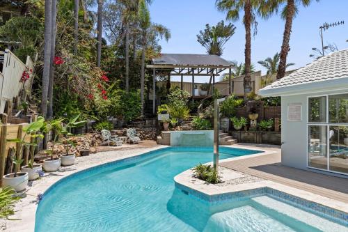 Wamberal North的住宿－Exquisite Beachside Luxury- Resort Style Pool，房屋前的游泳池