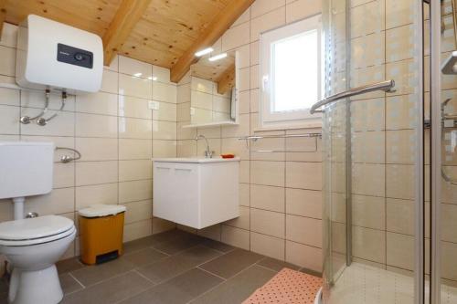 y baño con aseo y ducha acristalada. en Seaside family friendly house with a swimming pool Prigradica, Korcula - 21022, en Blato