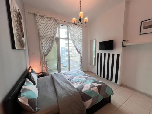- une chambre avec un lit et une grande fenêtre dans l'établissement Huge Room in Al Barsha 1 Near Mashreq Metro, à Dubaï