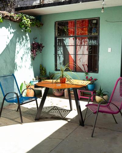 a table and chairs sitting in front of a house at Hostal Casa Gaia in San Cristóbal de Las Casas