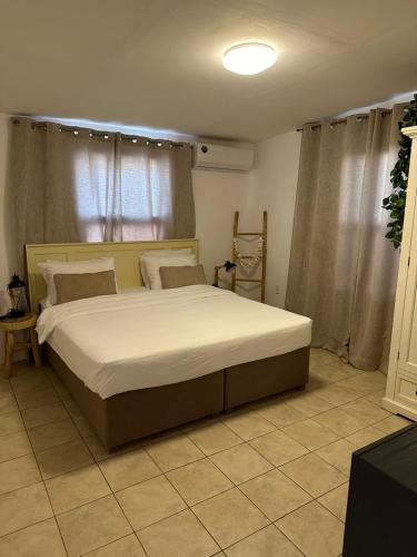 - une chambre avec un grand lit et une fenêtre dans l'établissement Villa Susanna 3 bedroom 2 bathroom house sleeps 6Plus, à Willemstad
