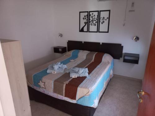 ein Schlafzimmer mit einem Bett in einem Zimmer in der Unterkunft B&Z Departamentos in Federación