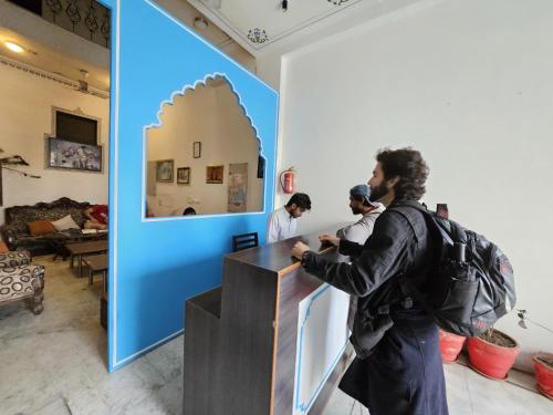 un groupe d'hommes debout autour d'un comptoir dans une pièce dans l'établissement Madpackers Udaipur, à Udaipur