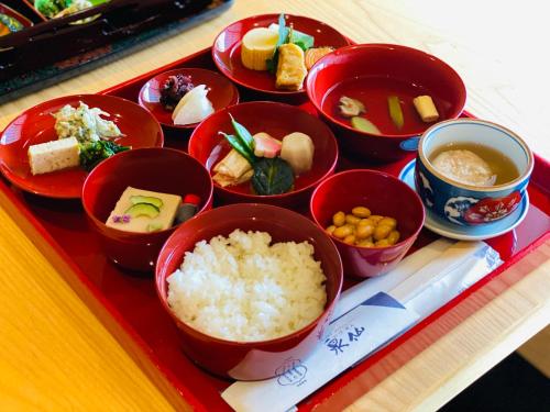 京都市にあるCAMPTON 東山ろくのテーブルの上に置かれた食べ物の入ったボウルが載ったトレイ