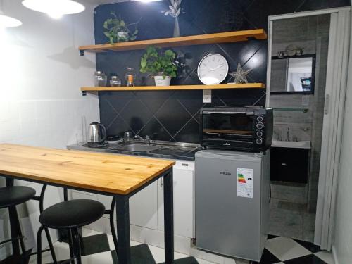una pequeña cocina con mesa y microondas en Departamento monoambiente Belgrano R en Buenos Aires