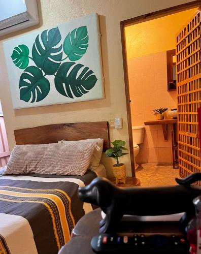 - une chambre avec un lit et un miroir dans l'établissement Casa Guiba 1 puerto escondido, à Puerto Escondido