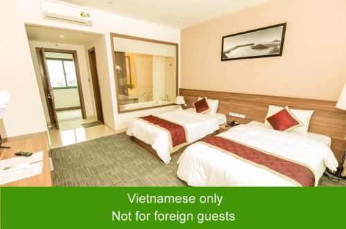 En eller flere senge i et værelse på Aroma Hotel - Ngõ 2 Láng Hạ, Q.Ba Đình - by Bay Luxury