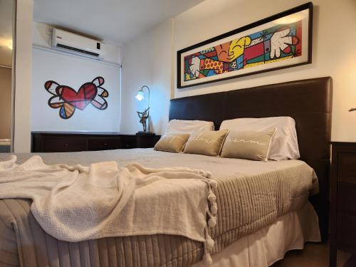- une chambre avec un lit et une peinture murale dans l'établissement Departamento Alta Gracia, à Alta Gracia