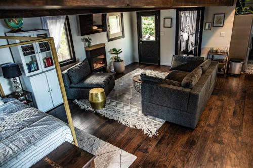 sala de estar con 2 sofás y 1 cama en The Fisherman's Cottage - a Lakeside Loft, 