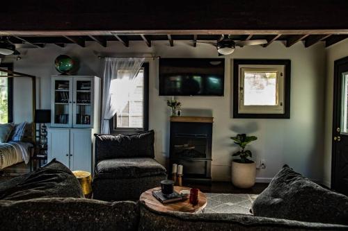 sala de estar con sofá y chimenea en The Fisherman's Cottage - a Lakeside Loft, 