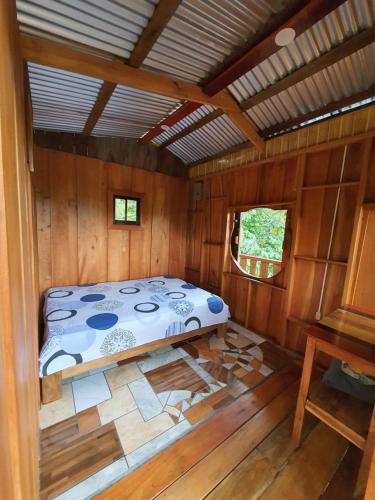 1 cama en el interior de una cabaña de madera en Digrú Spaa 