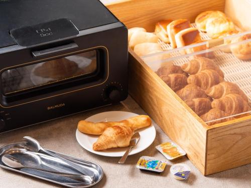 東京にあるアパホテル〈浅草橋駅北〉のクロワッサン一皿とパン一箱