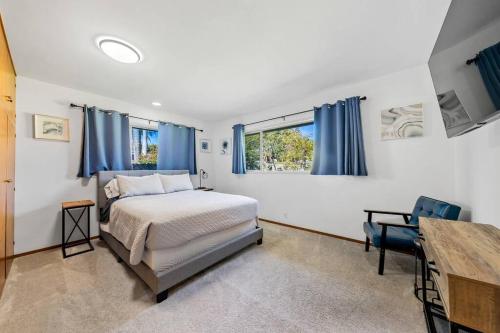 - une chambre avec un lit, un bureau et des fenêtres dans l'établissement Spacious pool home in Pasadena, à Pasadena