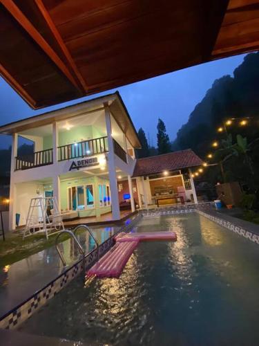 - une piscine en face d'une maison dans l'établissement Villa Adendri Riverhills, à Megamendung