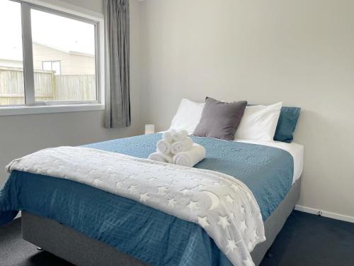 een slaapkamer met een bed met een blauw dekbed bij Modern and Comfortable Home in Flagstaff in Hamilton