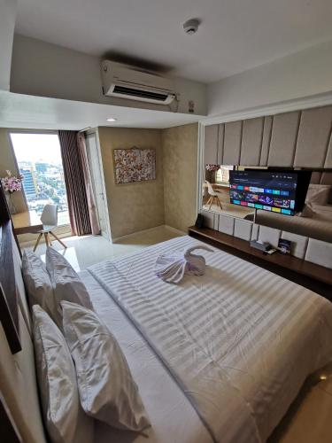 Cama o camas de una habitación en Warhol Residence Semarang Simpang Lima