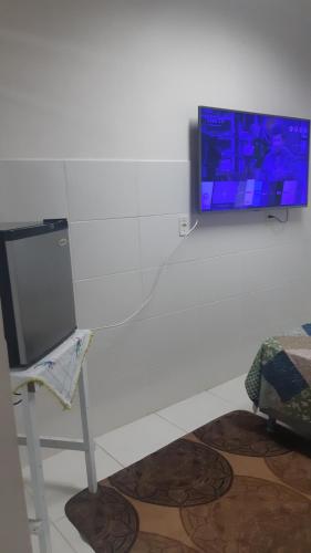 Et tv og/eller underholdning på Kitinete perto da praia