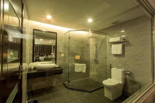 Phòng tắm tại Moon Halo Hotel