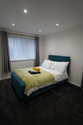 - une chambre avec un lit doté d'une couverture jaune dans l'établissement Comber Cozy Home, à Comber